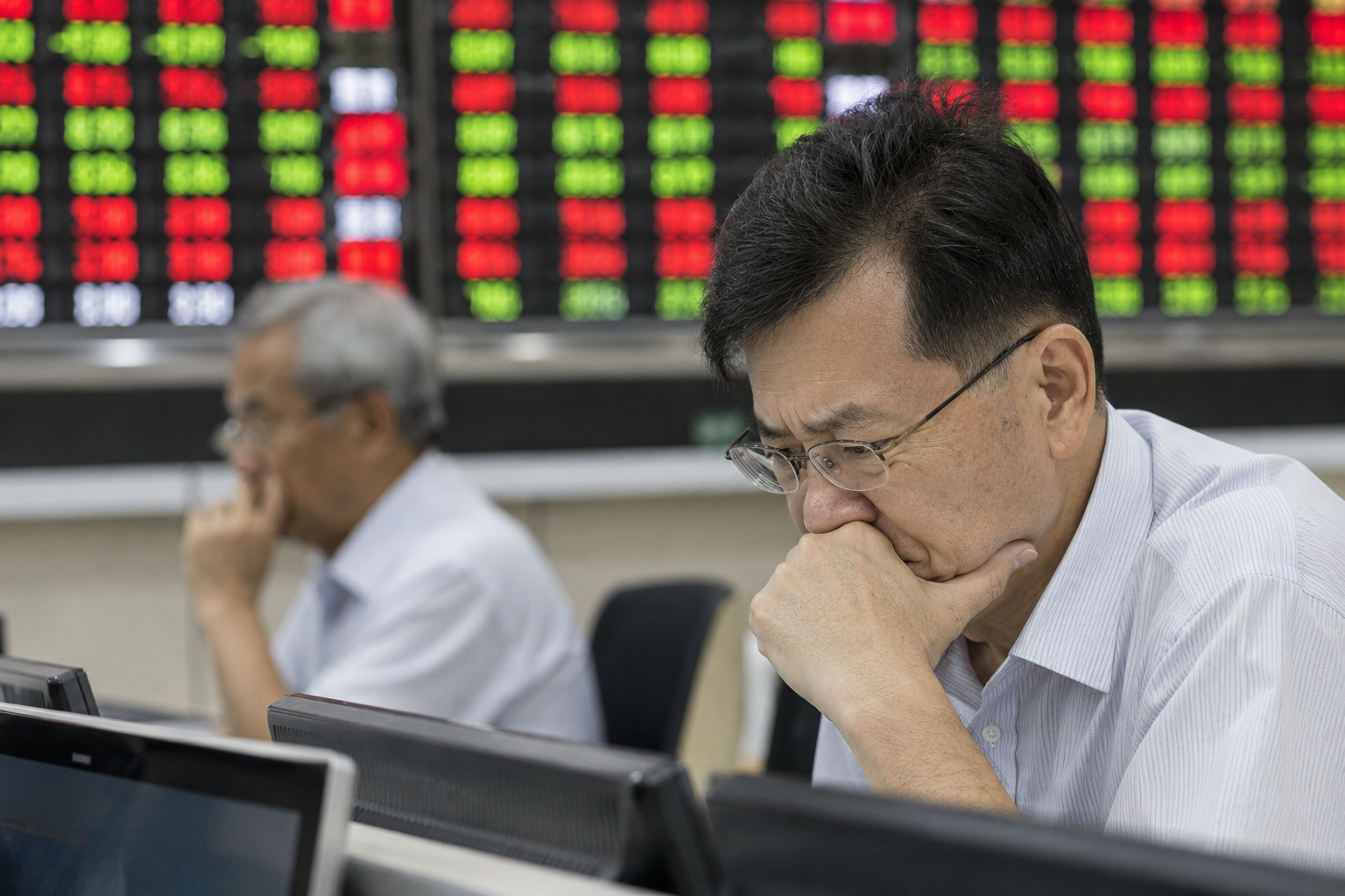 Asian tech stocks fell as Apple’s price hikes exposed AI cost pressures, hitting SoftBank, Samsung, SK Hynix and memory shares.