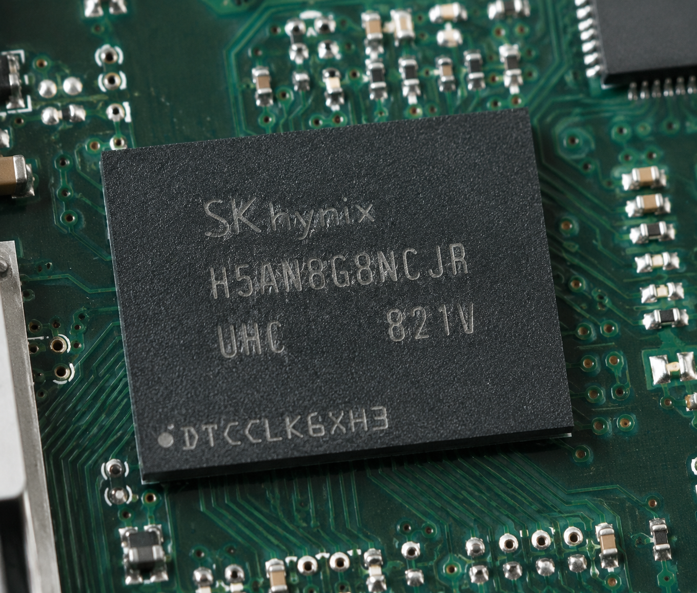 Close-up of an SK Hynix H5AN8G8NCJR memory chip mounted on a green circuit board.